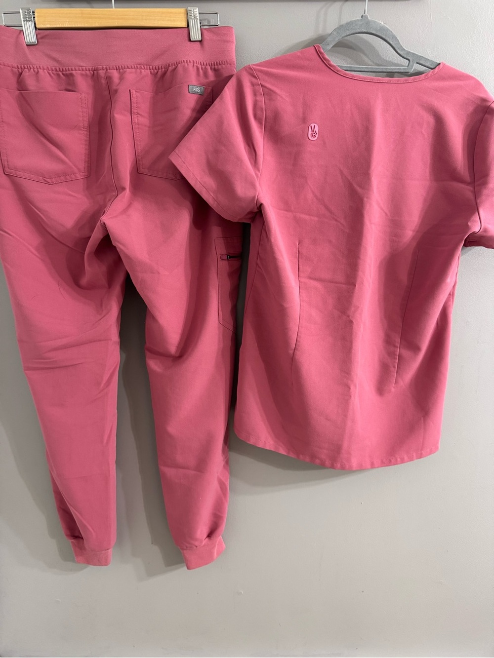 FIGS Rare Peace Out Breast Cancer Dusty Rose Zamora Jogger Set S - Picture 2 of 10